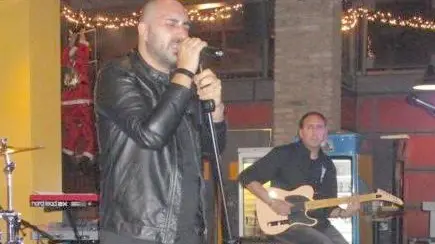 Mauro Oddo sul palco con la sua coverband dei Negramaro