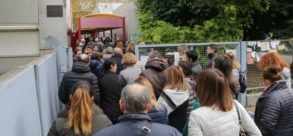 Foto Agenzia Candussi/Scattolin/ Mestre, via Tevere/ Uscita degli alunni dalla Scuola media Di Vittorio