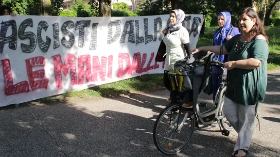 Manifestazione dei gruppi antifascisti veneziani davanti alla piscina della Bissuola a Mestre