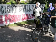 Manifestazione dei gruppi antifascisti veneziani davanti alla piscina della Bissuola a Mestre