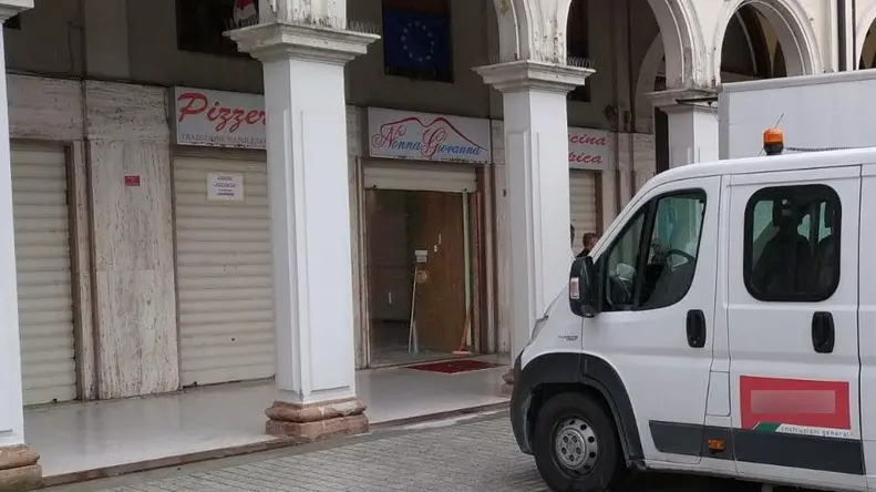 DE POLO - TOMMASELLA - SAN DONA' - LAVORI DI SVUOTAMENTO DELL'ARREDAMENTO DELL'EX CAFFE' GRANDE