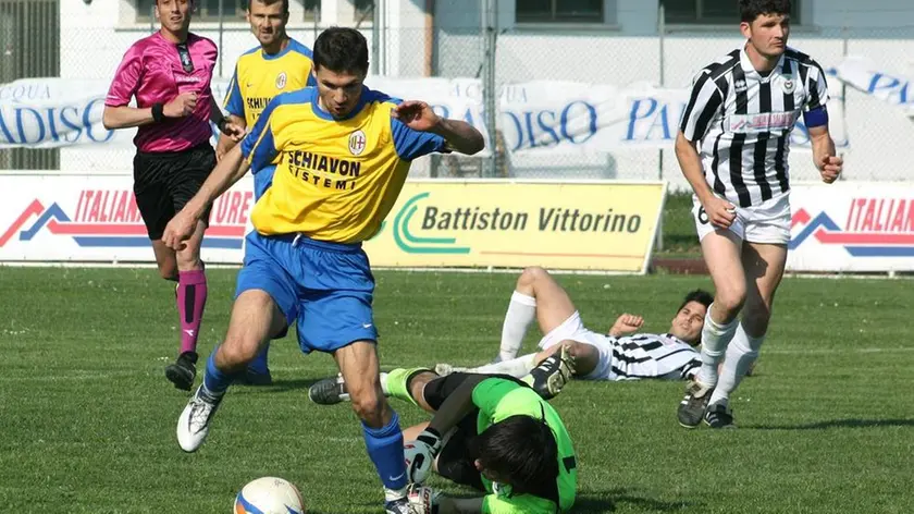 (CRUCCU) CONCORDIA SAGITTARIA 17/04/11 MATTEO BOEM CITTA' DI CONCORDIA (MAGLIA BIANCO-NERA) VS SAN PAOLO PADOVA N¡10 LUCCHINI (SAN PAOLO) (CRUCCU) CONCORDIA SAGITTARIA 17/04/11 MATTEO BOEM