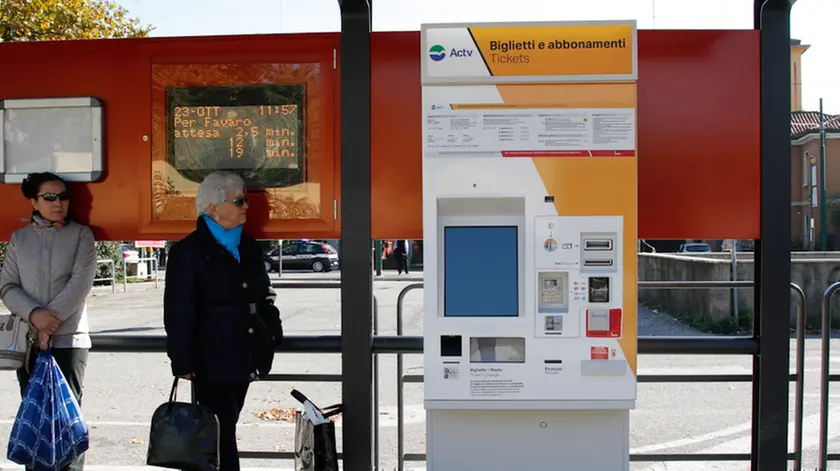 Agenzia Candussi, giornalista Chiarin. Nuova biglietteria automatica ACTV in Piazzale Cialdini, Mestre.