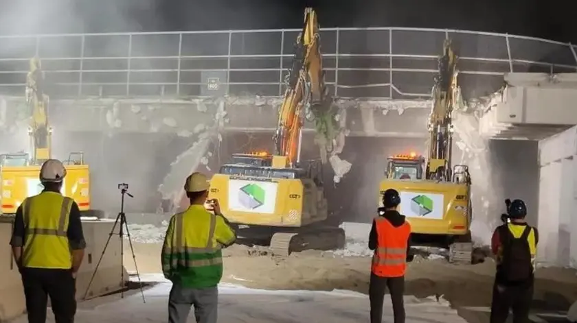 L'abbattimento del cavalcavia di Lison nell'ambito dei cantieri per la terza corsia dell'A4