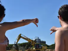 CARRAI - DINO TOMMASELLA - JESOLO - LAVORI DI RIPASCIMENTO - MEZZI IN AZIONE E GENTE AL MARE