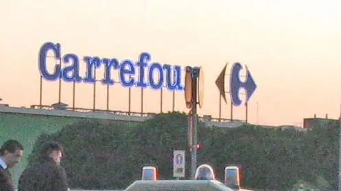 MORSEGO FGAVAGNIN 11/02 GLI ADDETTI ALLA SORVENGLIANA DEL CARREFOUR MENTRE ILLUSTRANO LA SITUAZIONE AI CC INTERVENUTI DOPO IL FURTO