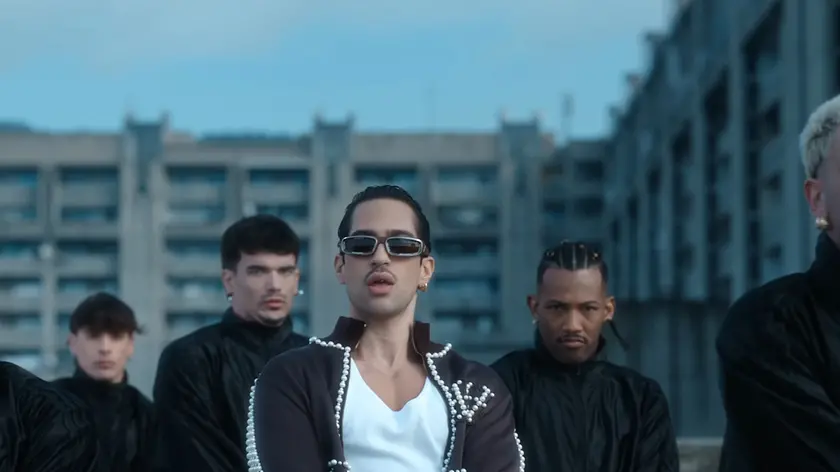 Fermo Immagine dal Video Tuta Gold di Mahmood girato a Melara, Sanremo 2024