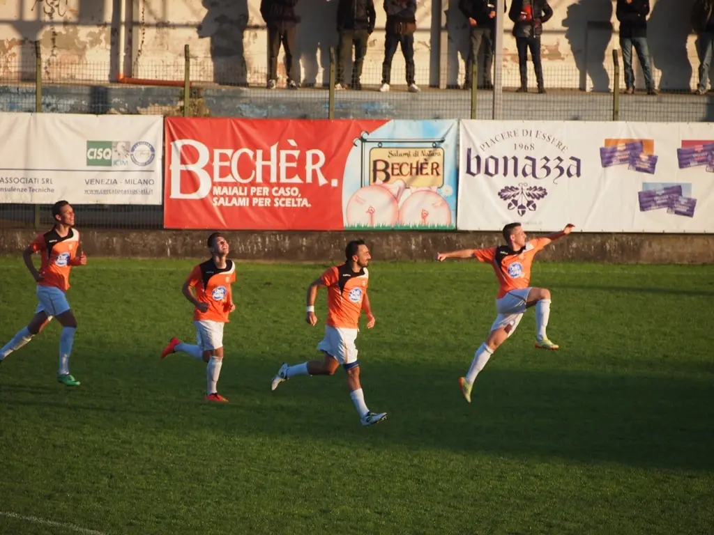 Biondo festeggia il 2-0 al Laguna Venezia nel derby al "Baracca"