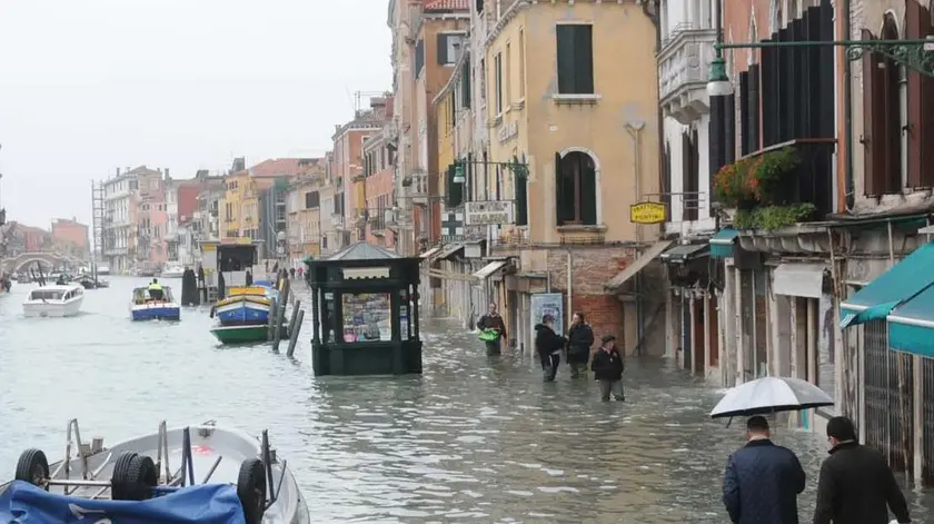 La fondamenta sommersa lungo il rio di Cannaregio, sott’acqua con la marea.