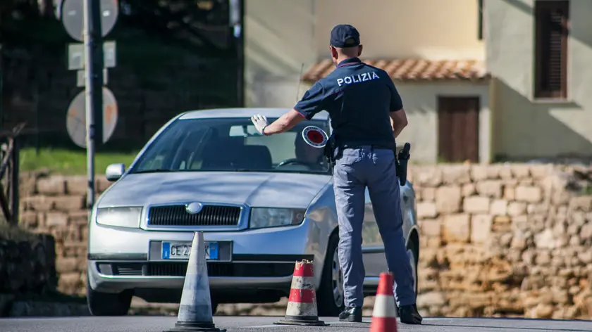 09/11/2020 Agrigento, Polizia di Stato impegnata nei controlli per la zona arancione in Sicilia. Nei controlli sono state acquisite le autocertificazioni per persone trovate al di fuori del comune di residenza.
