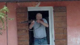 L’elicottero sorvola la casa nella quale si è asserragliato Paolo Barbiero, a sinistra i carabinieri osservano l’uomo restando al riparo, a destra i carabinieri discutono su come intervenire