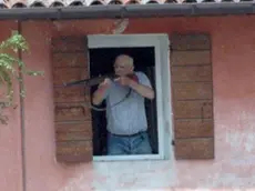 L’elicottero sorvola la casa nella quale si è asserragliato Paolo Barbiero, a sinistra i carabinieri osservano l’uomo restando al riparo, a destra i carabinieri discutono su come intervenire