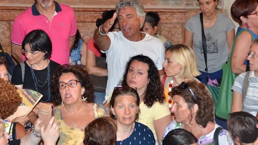 Interpress/Mazzega Venezia, 27.06.2016.- Cà Farsetti, sospesa l'Assemblea Sindacale.- Nella foto comunali ascoltano i loro rappresentanti.-