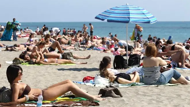 La spiaggia libera di Ostia (RM), presa d'assalto dai bagnanti che hanno approfittato del sole e delle alte temperature, oggi 9 aprile 2011. ANSA/CLAUDIO PERI