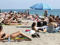 La spiaggia libera di Ostia (RM), presa d'assalto dai bagnanti che hanno approfittato del sole e delle alte temperature, oggi 9 aprile 2011. ANSA/CLAUDIO PERI
