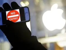 Un Iphone: spesso la vendita in rete a prezzi stracciati nasconde una truffa