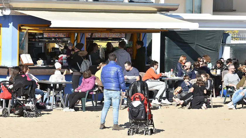 SCATTOLIN - TOMMASELLA - JESOLO - CHIOSCHI AFFOLLATI E GENTE LUNGO L’ARENILE
