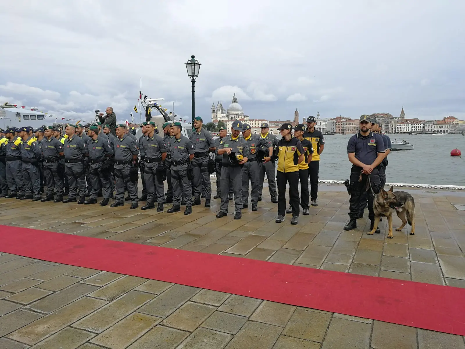 Un momento della cerimonia per la 244ma festa della Guardia di Finanza