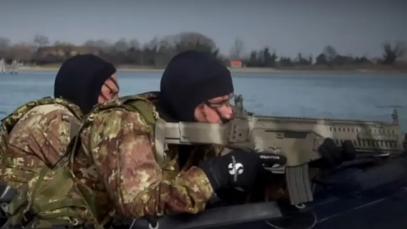 Lagunari esploratori anfibi durante un'esercitazione nella laguna di Venezia