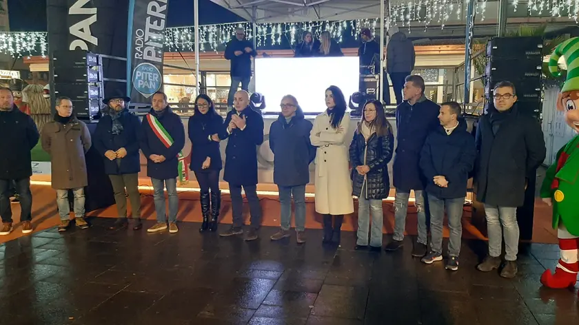 La giunta di Jesolo alla cerimonia di chiusura dei mercatini di Natale