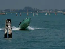 Un classico "salto" con il barchino in laguna