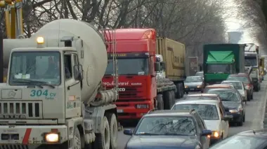 Camion e traffico in via Fratelli Bandiera