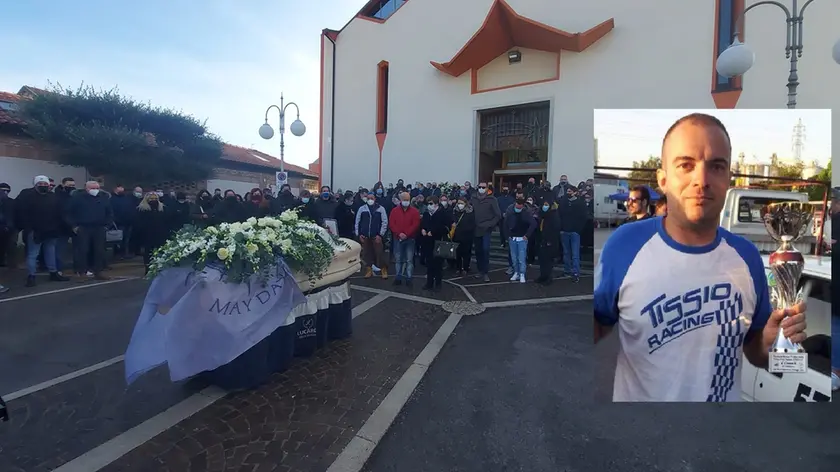 La folla al funerale di Enrico Dante sul sagrato della chiesa di Oriago (foto Pòrcile)