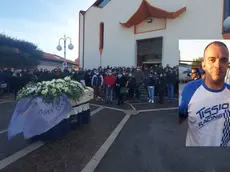 La folla al funerale di Enrico Dante sul sagrato della chiesa di Oriago (foto Pòrcile)