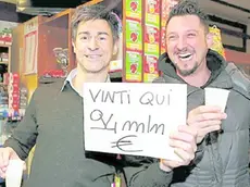 Mestrino, febbraio 2017: Michele Michielon brinda con un amico alla vincita record