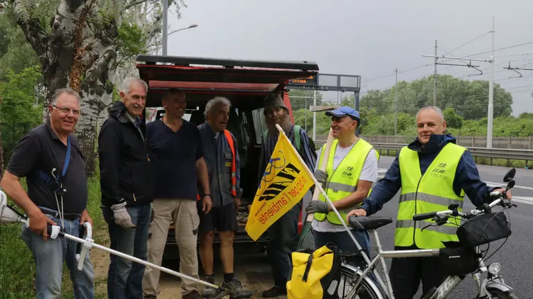 Foto Agenzia Candussi/ Chiarin/ Mestre, viale della Libertà/ I volontari della FIAB organizzano un flash mob di protesta pulendo un sentiero a fianco della ferrovia che potrebbe essere usato come pista ciclabile