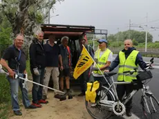 Foto Agenzia Candussi/ Chiarin/ Mestre, viale della Libertà/ I volontari della FIAB organizzano un flash mob di protesta pulendo un sentiero a fianco della ferrovia che potrebbe essere usato come pista ciclabile