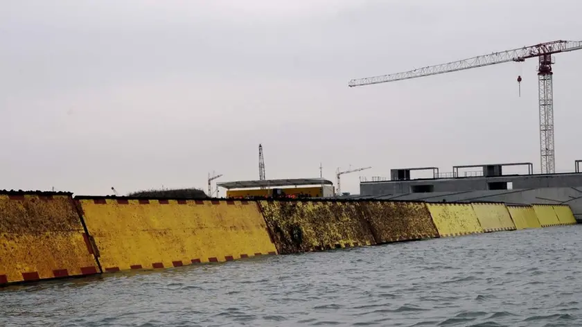 Interpress/Mazzega Morsego Venezia. 28.11.2014.- Sistema MOSE, alzate questa mattina le 21 paratoie tra l'isola nuova e Punta Sabbioni.- Nella foto i cassoni emersi visti da lato laguna