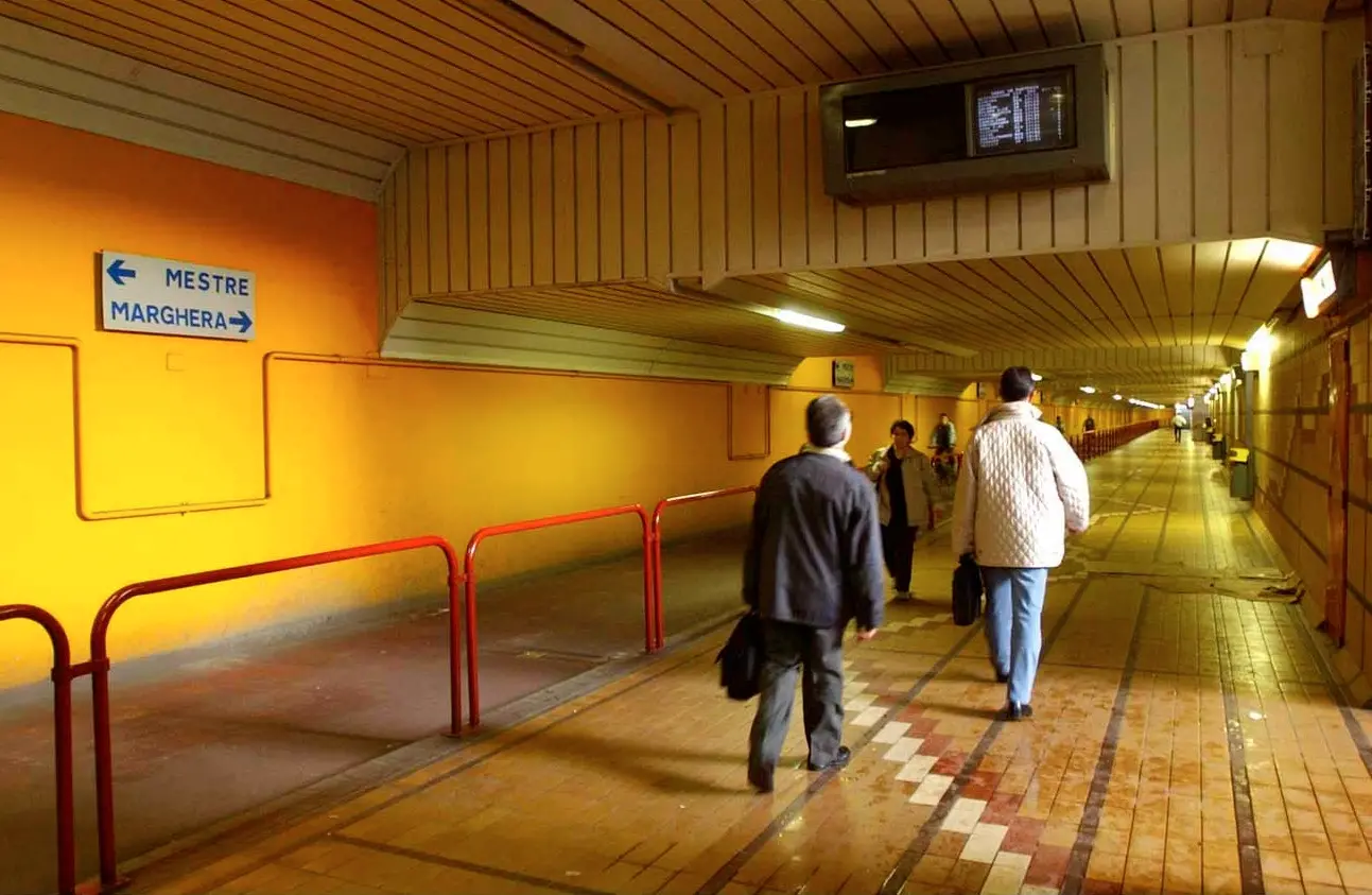 Mestre 22/10/01 via Dante sottopasso stazione Fs (C) Bertolin M. richiesto da Carrai