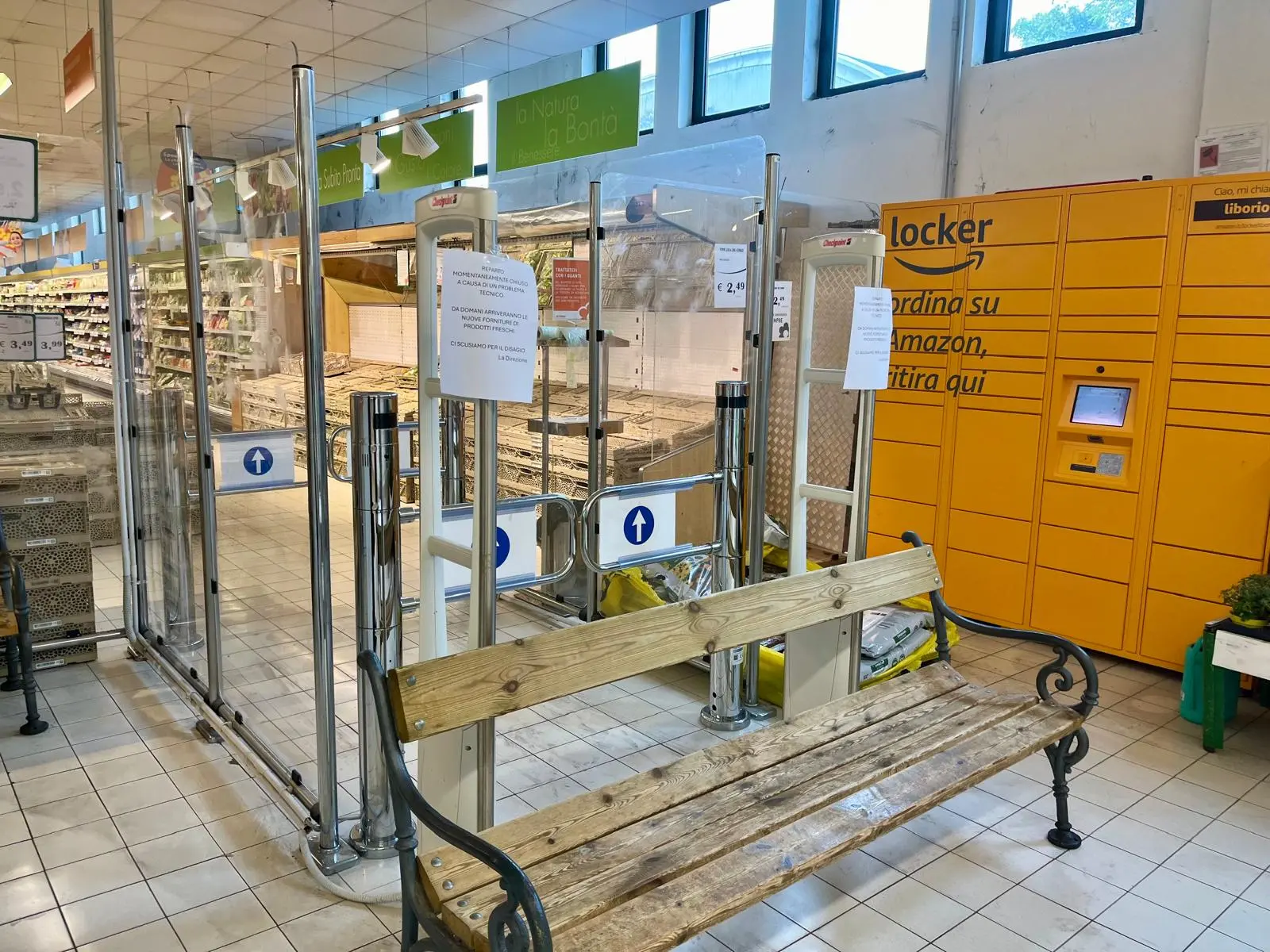 L'ingresso al reparto di ortofrutta sbarrato