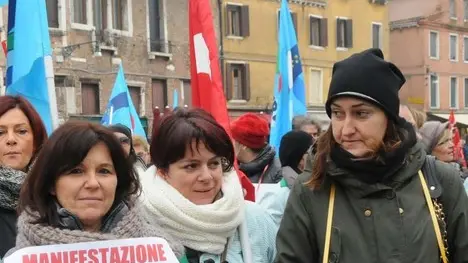 Interpress/Mazzega Baschieri Venezia, 13.01.2014.- Manifestazione operatori settore pulizie delle scuole.-