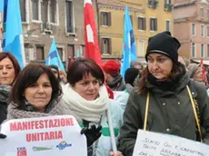 Interpress/Mazzega Baschieri Venezia, 13.01.2014.- Manifestazione operatori settore pulizie delle scuole.-