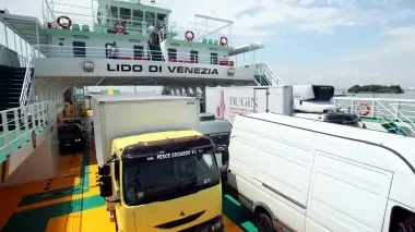 Un ferry boat in servizio fra il Tronchetto e il Lido