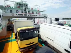 Un ferry boat in servizio fra il Tronchetto e il Lido