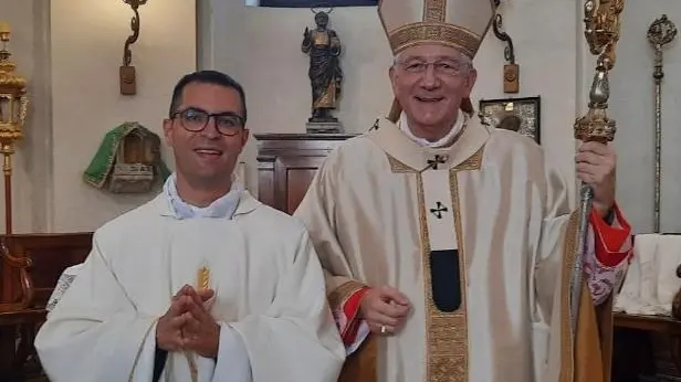 Don Giacomo Ridolfi, 30 anni, a fianco del patriarca Francesco Moraglia che lo ha ordinato sacerdote