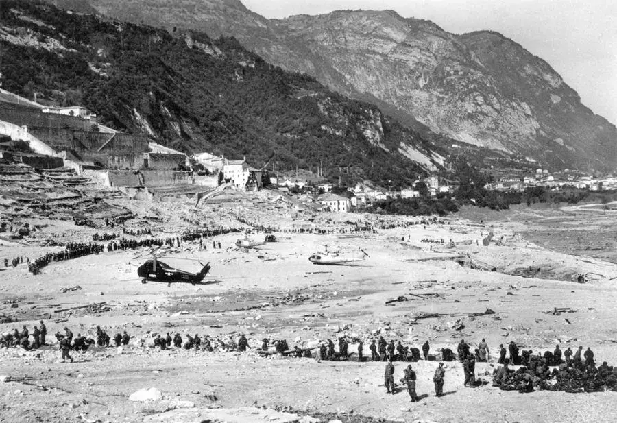 I militari scavano tra i detriti nella piana di Longarone spazzata via dall'onda del Vajont