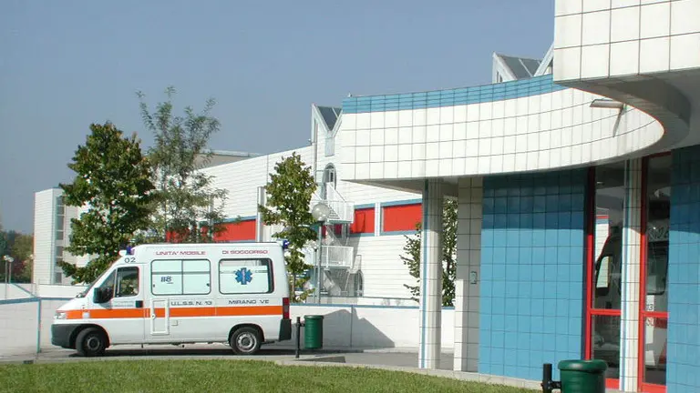 Mirano (VE):.Esterno nuovo padiglione ospedale di Mirano..23/10/00 (c) Light Image Studio..Morsego.