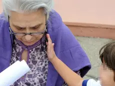 MINORI: NONNI ITALIANI ASSISTONO NIPOTI, MA SENZA DIRITTI ..In una foto d'archivio del 2 ottobre 2009 un bambino fa una carezza alla nonna. I nonni italiani assistono 4 milioni di bimbi ma in 16.000 ogni anno sono estromessi dalla vita dei nipoti causa rottura del rapporto tra i genitori. E' la denuncia presentata dall'Associazione matrimonialisti italiani (Ami), secondo la quale in Italia dal 1995 si è registrato un fenomeno particolarmente significativo: un elevato numero di bambini (0-13 anni) è stato sistematicamente affidato, per gran parte della giornata e nei fine settimana, ai nonni...ANSA/MARIO DE RENZIS/gid