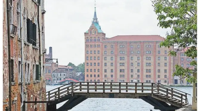 L’hotel Hilton Molino Stucky: sullo sfondo, a sinistra, si intravede il ponte di San Biagio