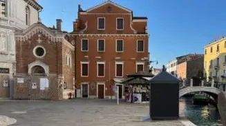 Venezia: Il rendering progetto di uno dei bagni chimici bagno chimico chiosco Wc che doveva essere installato anche vicino a San Vio