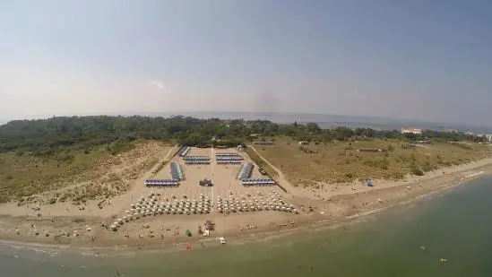 Una veduta areea dell'intera spiaggia degli Alberoni al lido di Venezia