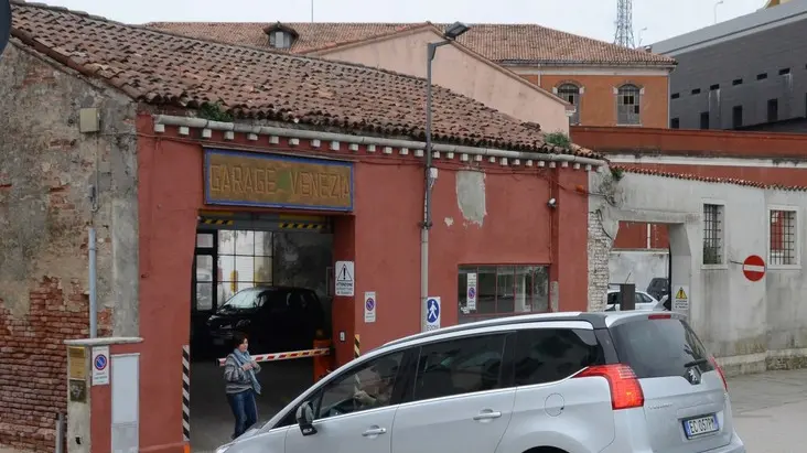 Il garage Venezia a piazzale Roma: domenica 31 maggio si chiude