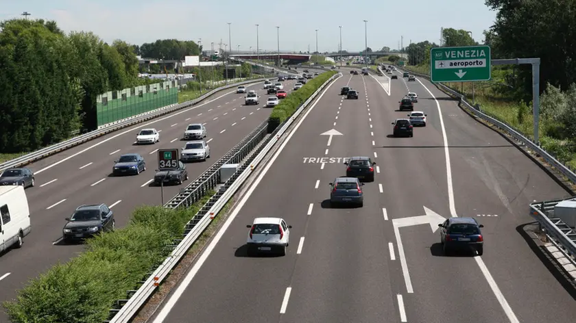 Il bivio tra l'innesto del passante di Mestre in direzione Trieste e l'autostrada A4 in direzione Venezia, questo pomeriggio 07 agosto 2010. E' stato di 5.430 veicoli all'ora, intorno alle ore 11.30, il punto massimo del traffico rilevato stamani sull'A4, nella giornata da ''bollino nero'' che ha indotto la concessionaria Cav a chiudere il Passante di Mestre e a deviare il flusso sull'ex Tangenziale. Per larga parte della mattinata - informa una nota della societa' concessionaria dell'A4 Padova-Venezia e del Passante - i valori sono oscillati tra 4.000 e 5.000 veicoli l'ora, sempre sulla direttrice per Trieste. .ANSA/DAVIDE BOLZONI