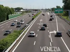 Il bivio tra l'innesto del passante di Mestre in direzione Trieste e l'autostrada A4 in direzione Venezia, questo pomeriggio 07 agosto 2010. E' stato di 5.430 veicoli all'ora, intorno alle ore 11.30, il punto massimo del traffico rilevato stamani sull'A4, nella giornata da ''bollino nero'' che ha indotto la concessionaria Cav a chiudere il Passante di Mestre e a deviare il flusso sull'ex Tangenziale. Per larga parte della mattinata - informa una nota della societa' concessionaria dell'A4 Padova-Venezia e del Passante - i valori sono oscillati tra 4.000 e 5.000 veicoli l'ora, sempre sulla direttrice per Trieste. .ANSA/DAVIDE BOLZONI