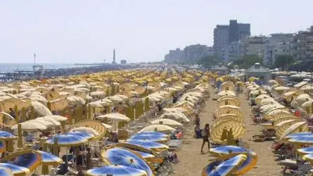 Jesolo (VE):.La spiaggia..02/08/2001 © Light Image Studio..Morsego.