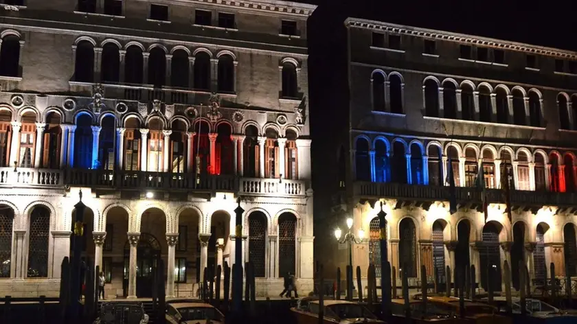 Interpress/Mazzega Venezia, 14.11.2015.- Cà Farsetti e Cà Loredan illuminate con i colori del tricolore Francese